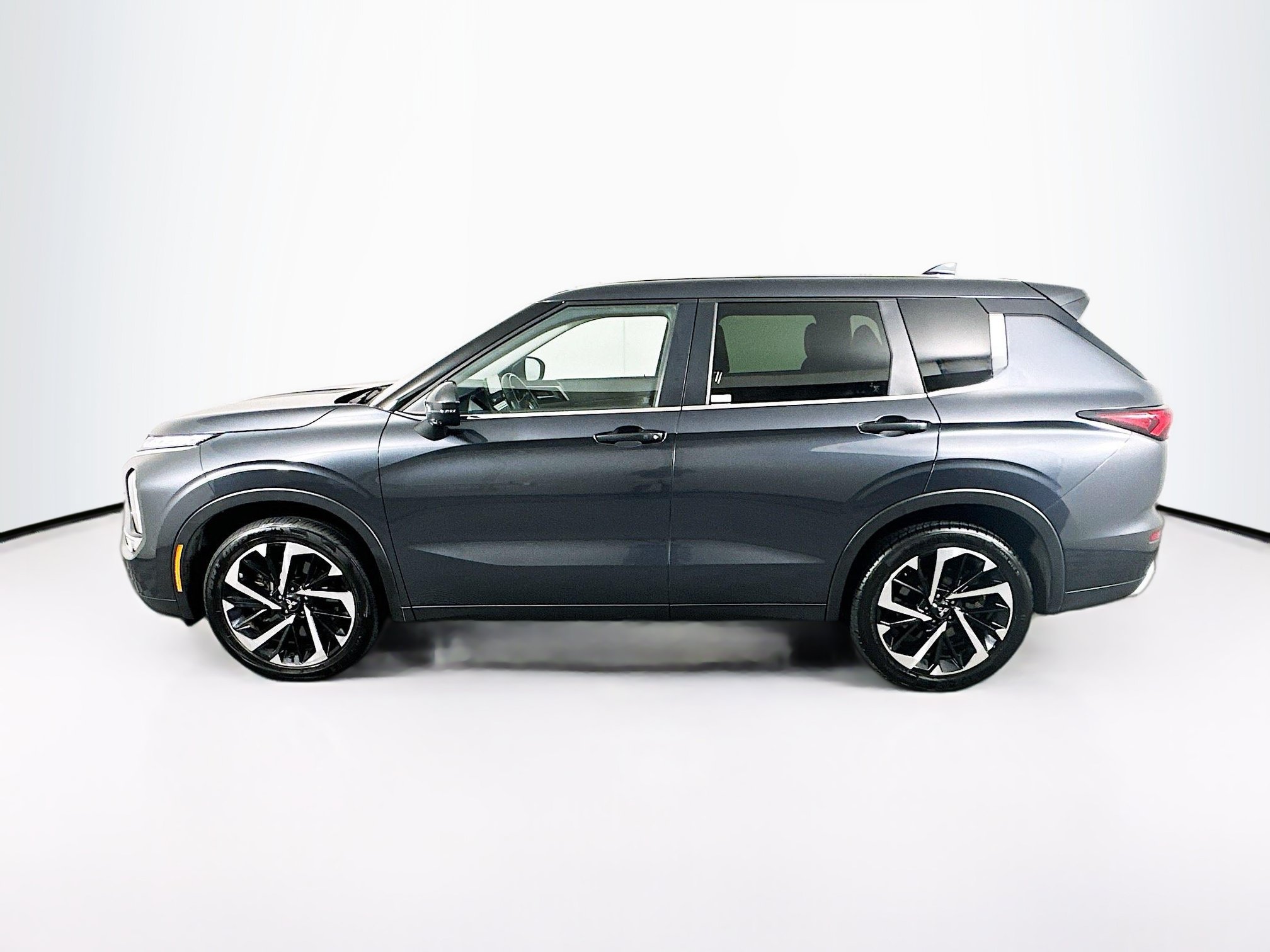 Used 2024 Mitsubishi Outlander SE FWD image 4