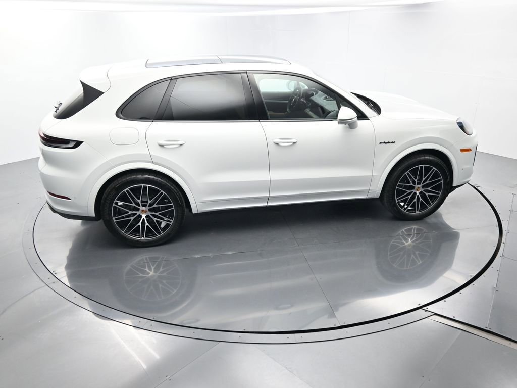 Certified 2025 Porsche Cayenne E-Hybrid w/ Premium Package Plus image 44