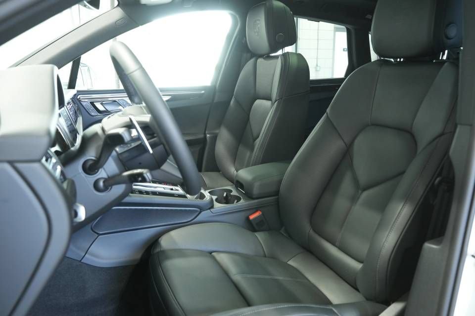 Certified 2025 Porsche Macan AWD/4WD image 5