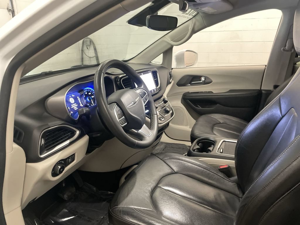 Used 2022 Chrysler Pacifica Touring-L FWD image 4