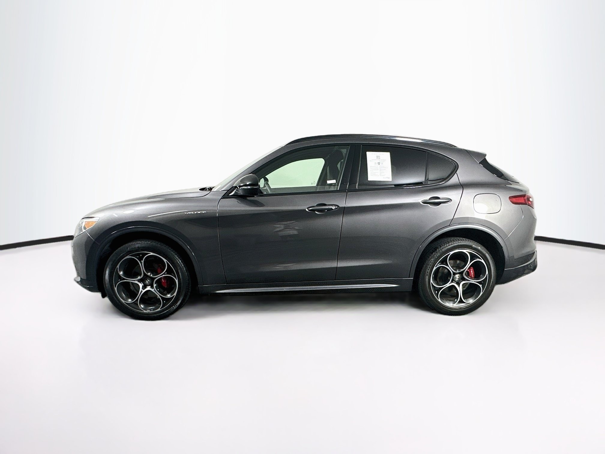 Used 2023 Alfa Romeo Stelvio Veloce AWD/4WD image 4