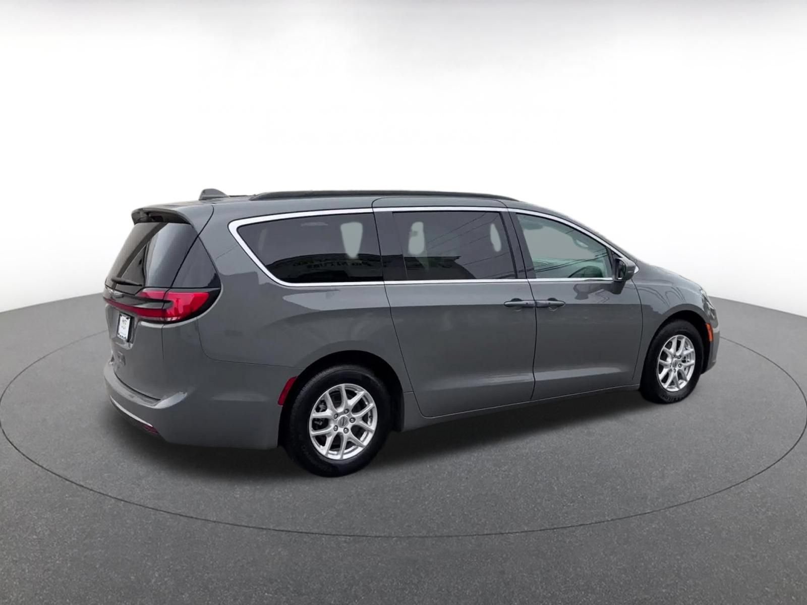 Used 2022 Chrysler Pacifica Touring-L FWD image 15