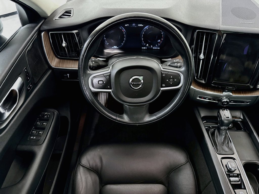 Used 2021 Volvo XC60 T5 Momentum w/ Protection Package Premier FWD image 10