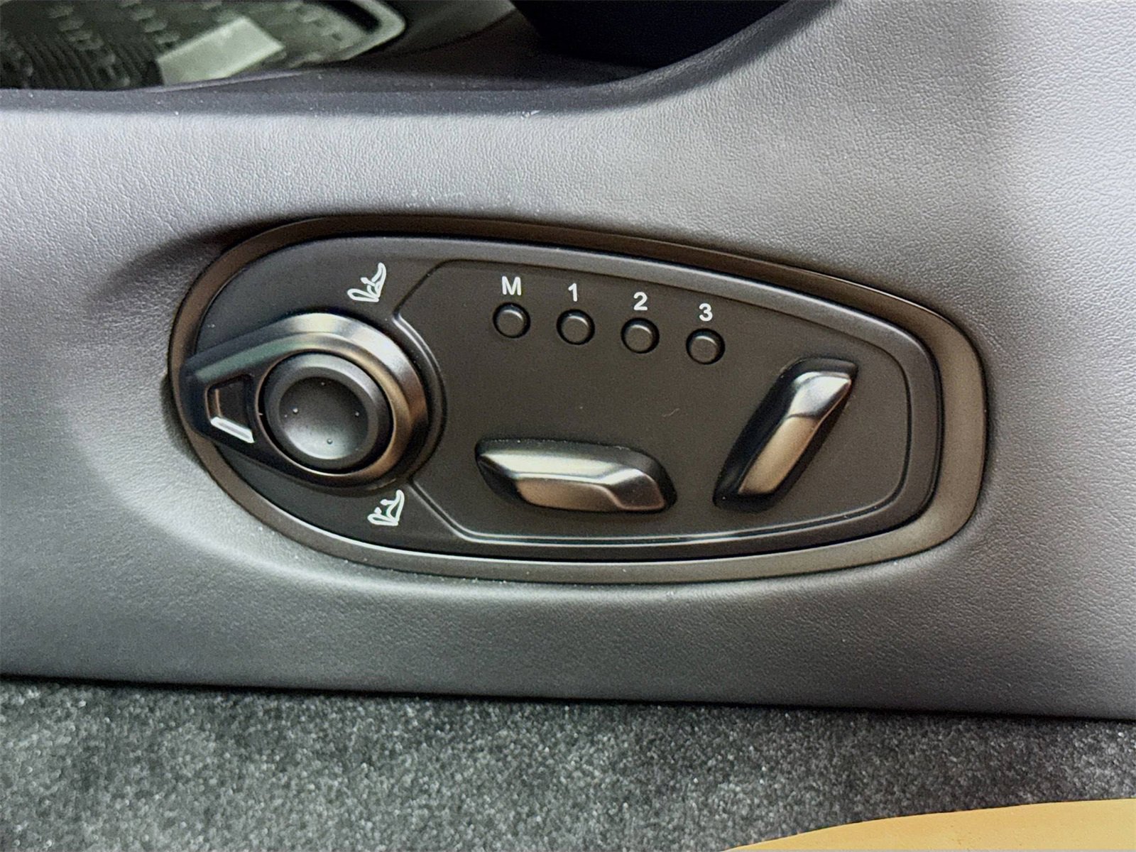 Used 2025 Aston Martin DB12 Coupe image 19