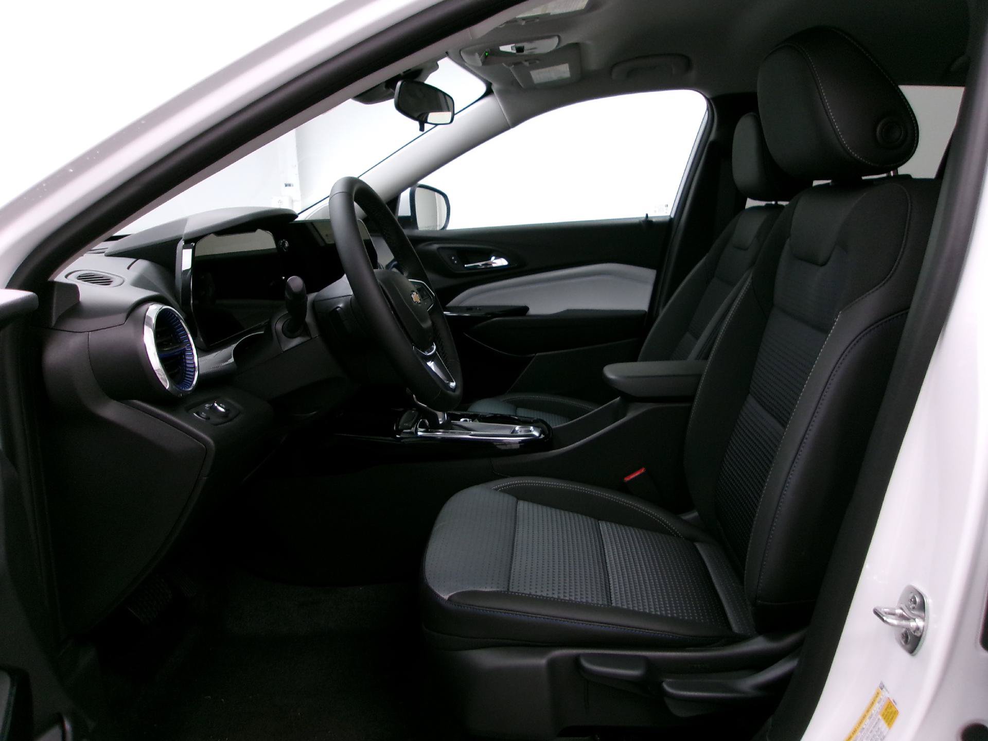 New 2026 Chevrolet Trax LT w/ LT Convenience Package FWD image 8