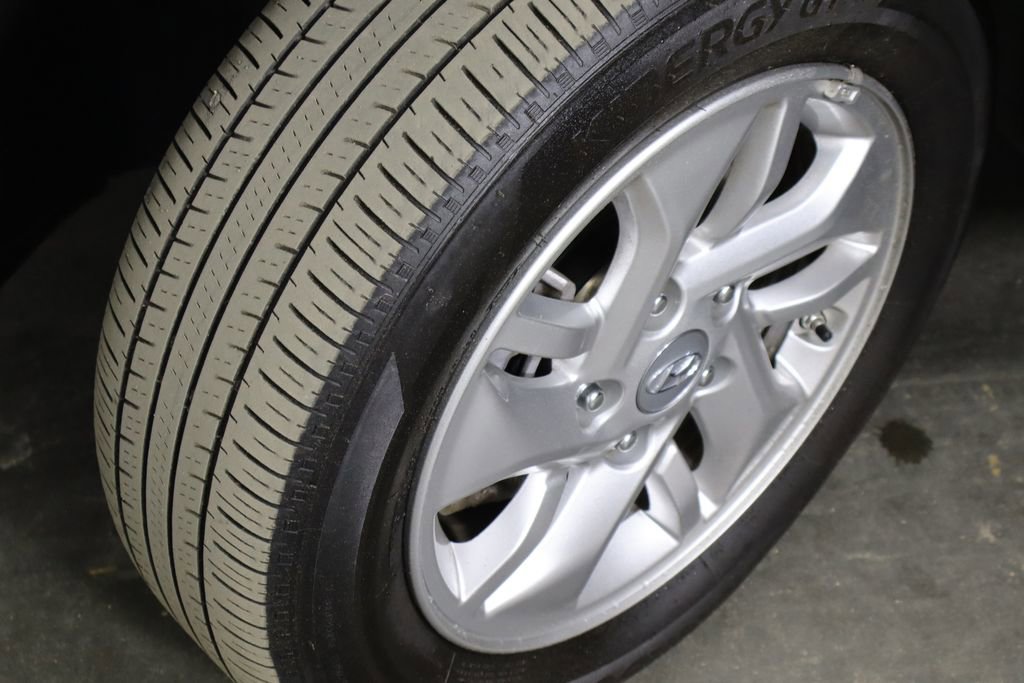 Used 2025 Hyundai Venue SE FWD image 35