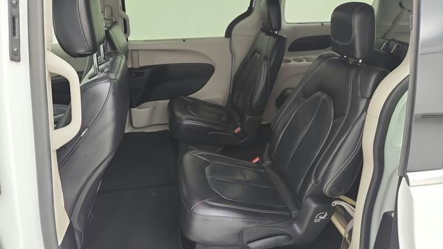 Used 2022 Chrysler Pacifica Touring-L image 27