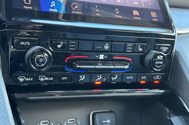 Used 2023 Jeep Grand Cherokee Limited image 18