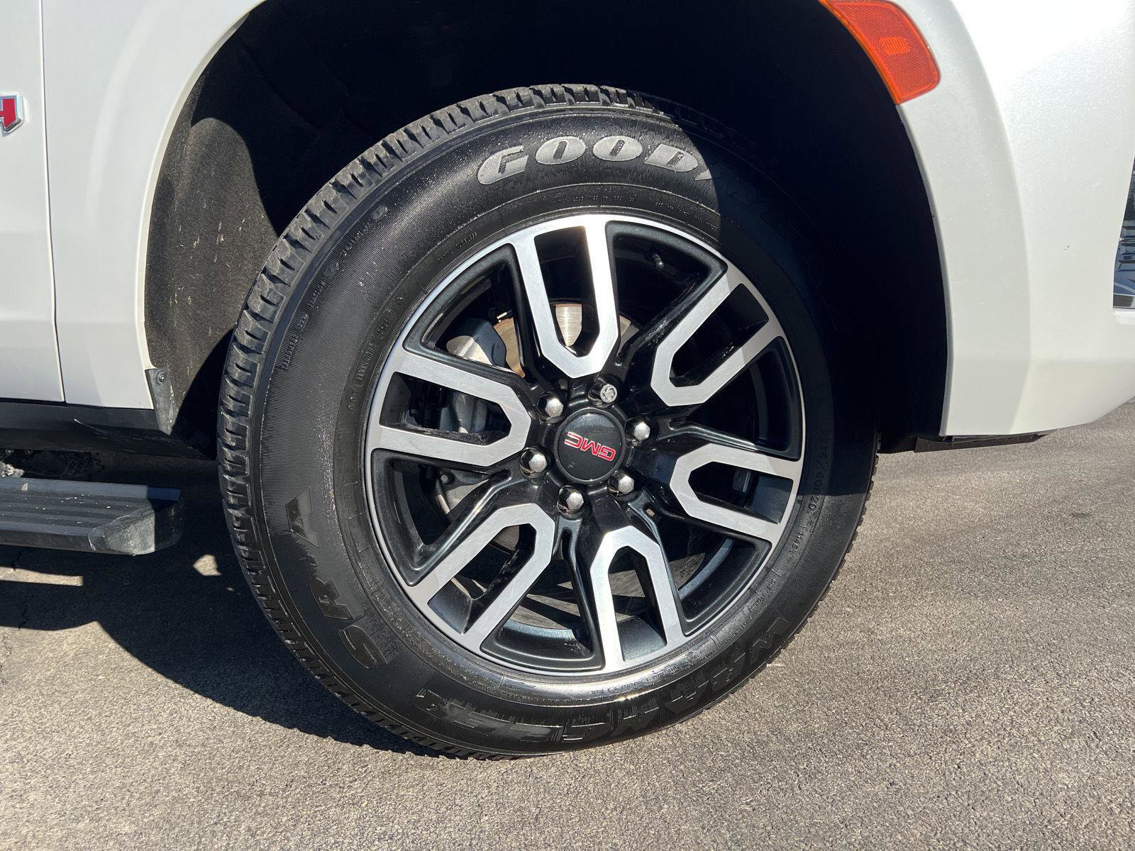 Used 2022 GMC Yukon AT4 image 2