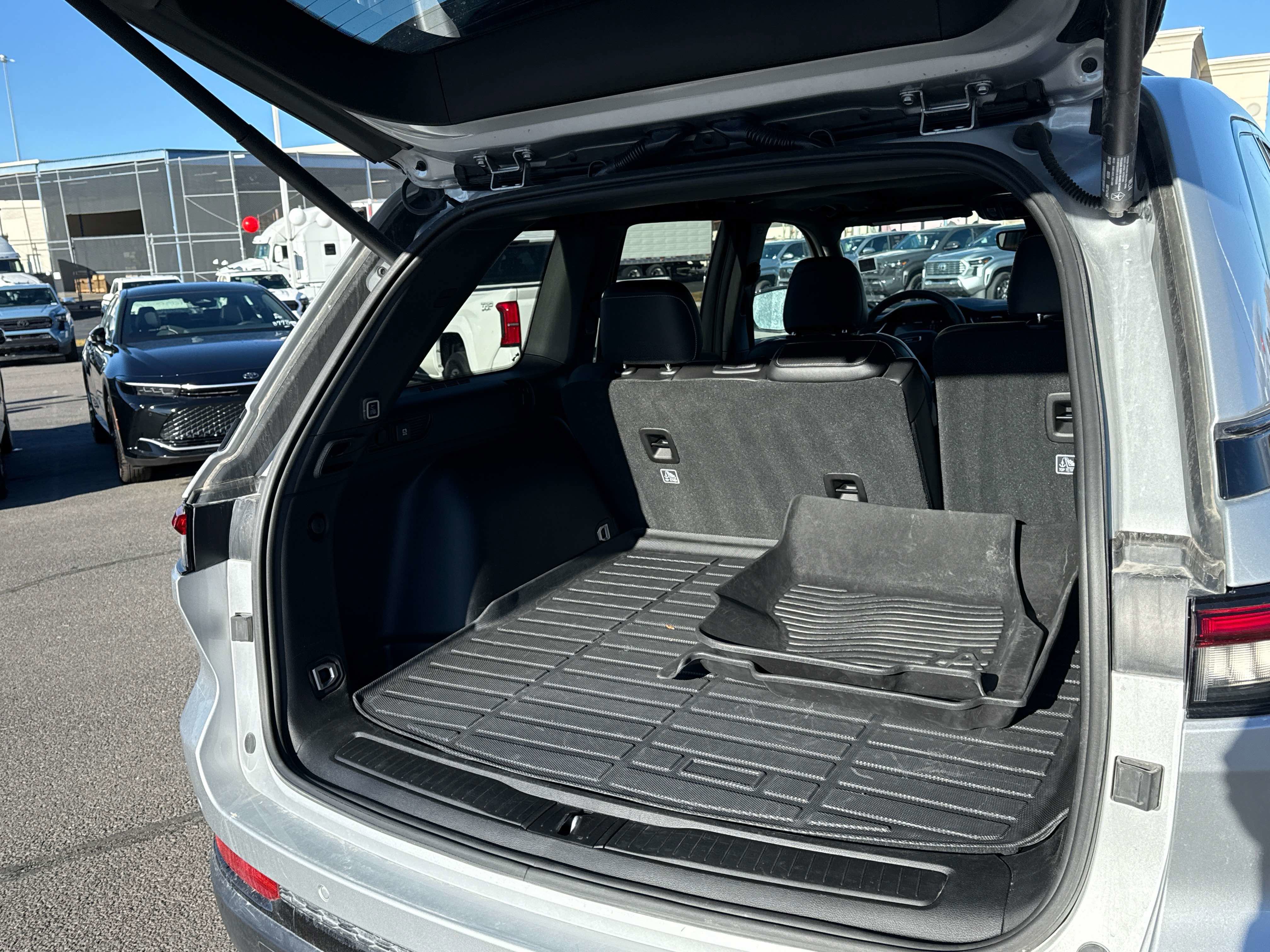 Used 2024 Jeep Grand Cherokee Altitude image 18