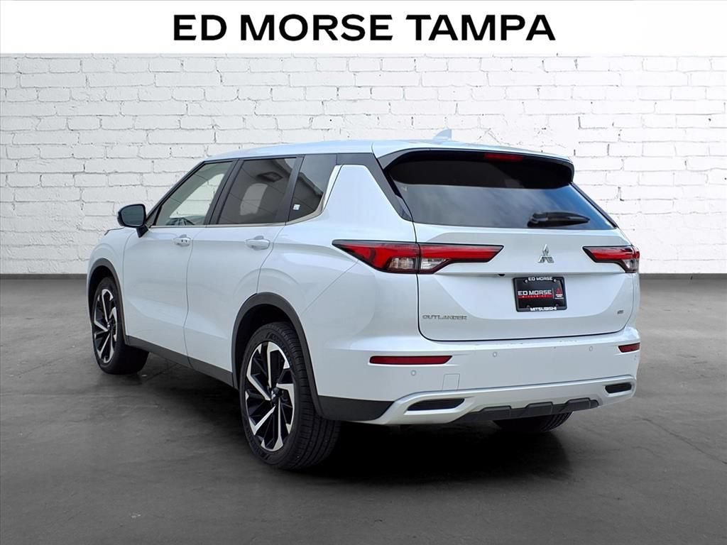 Used 2024 Mitsubishi Outlander SE FWD image 3