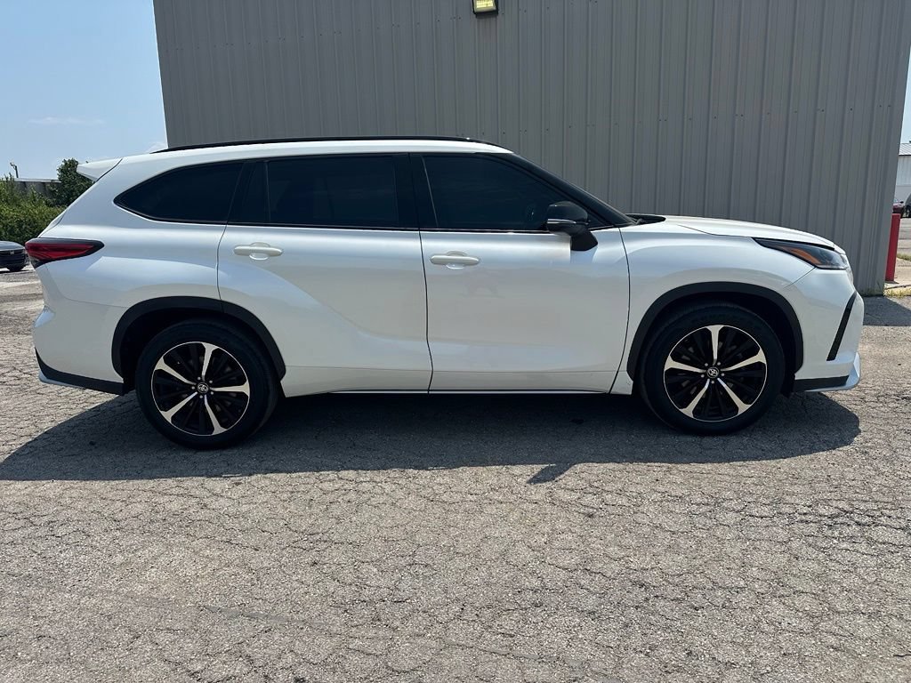 Used 2021 Toyota Highlander XSE FWD image 4