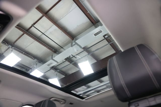 Used 2018 Land Rover Range Rover Velar R-Dynamic SE AWD/4WD image 19