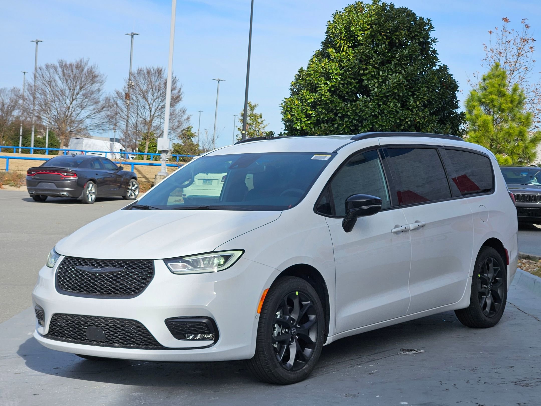 New 2026 Chrysler Pacifica Select image 3