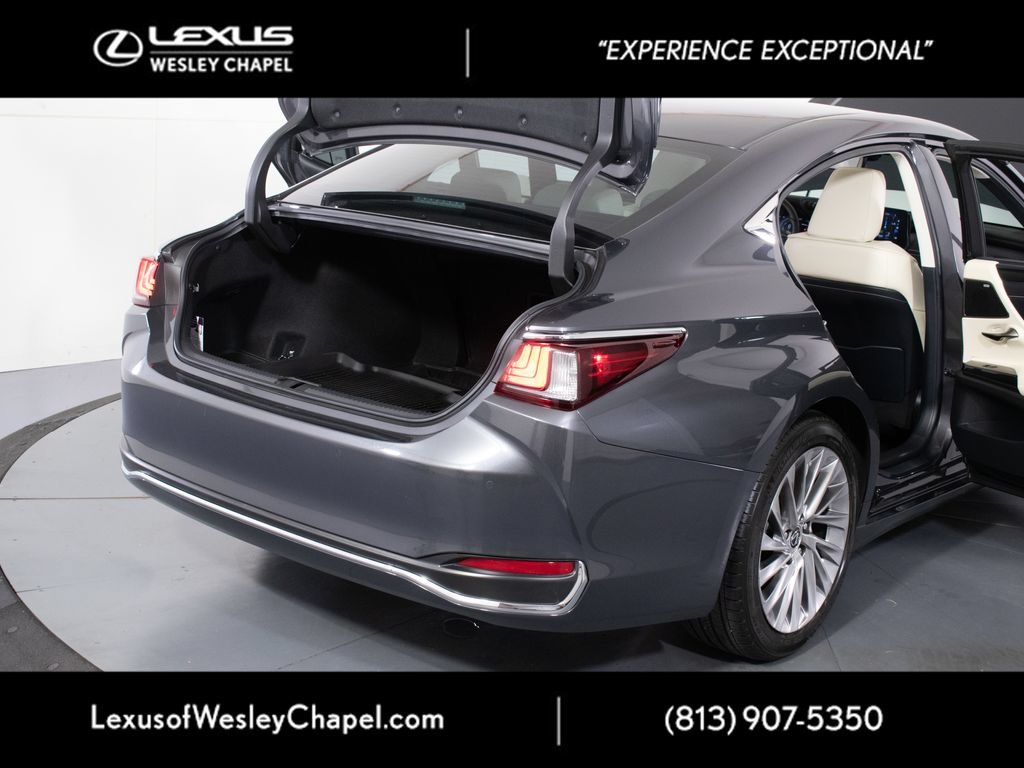 Certified 2022 Lexus ES 300h Ultra Luxury w/ Accessory Package 2 FWD image 12