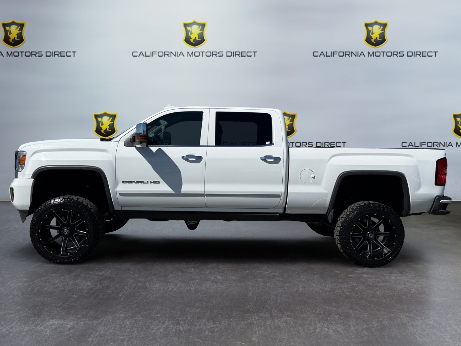 Used 2015 GMC Sierra 2500 Denali w/ Duramax Plus Package AWD/4WD image 2