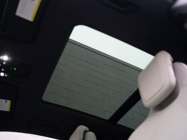 Certified 2025 Porsche Macan 4 Electric image 32