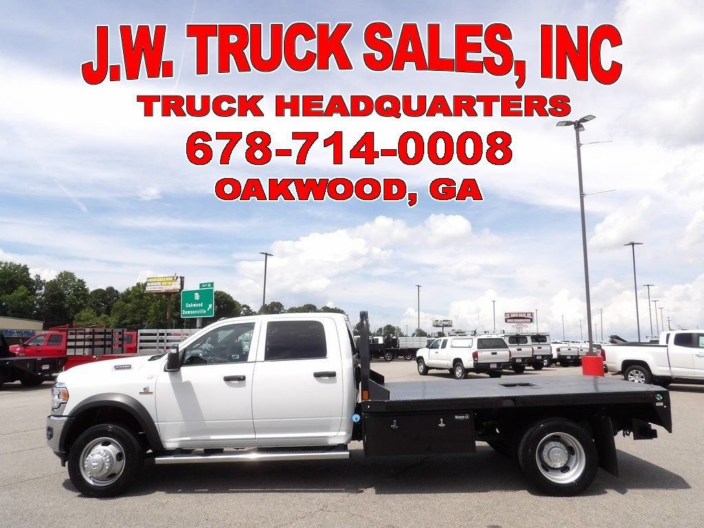 Used 2024 RAM 5500 Tradesman w/ Chrome Appearance Group AWD/4WD image 2