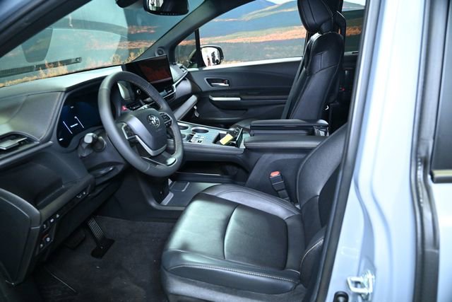 Used 2025 Toyota Sienna XLE Woodland Edition image 21