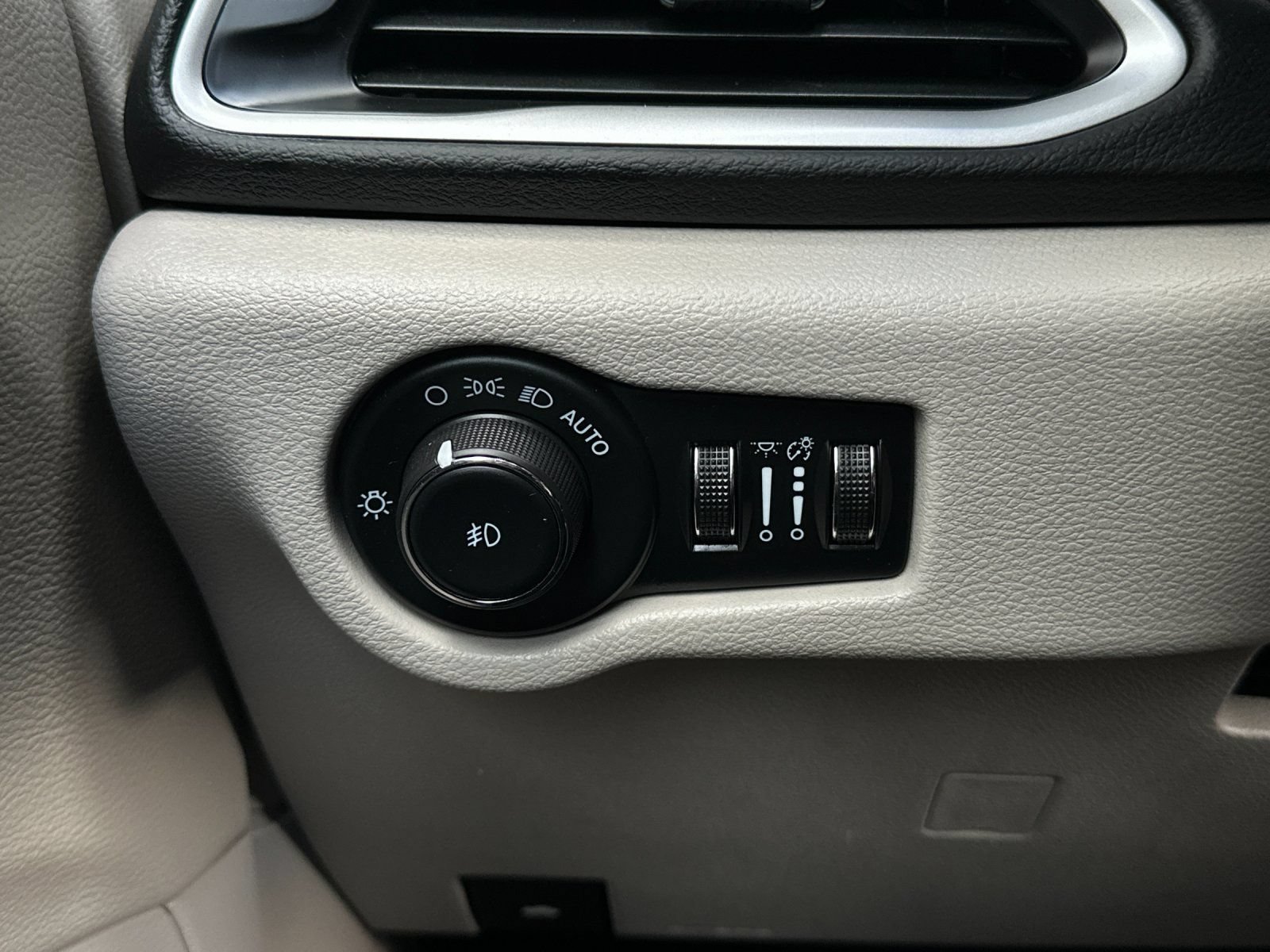 Used 2023 Chrysler Pacifica Touring-L FWD image 27