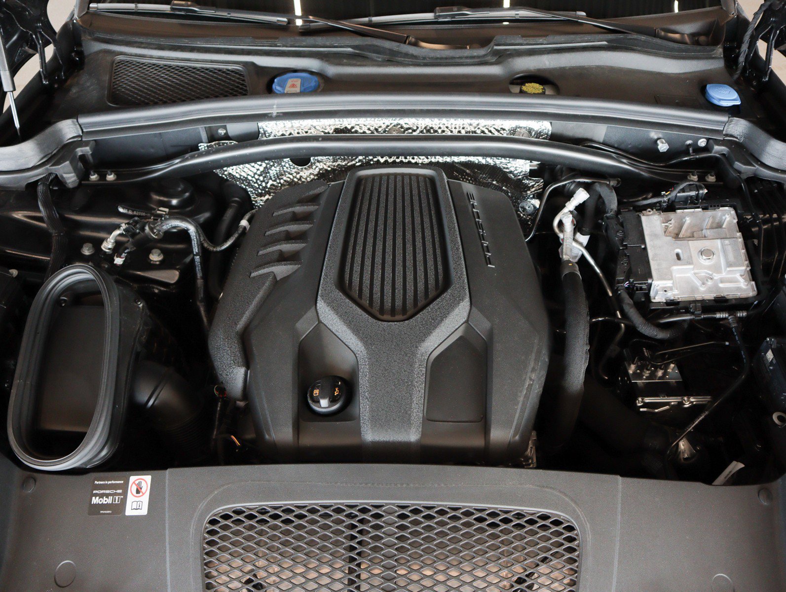 Certified 2025 Porsche Macan image 30