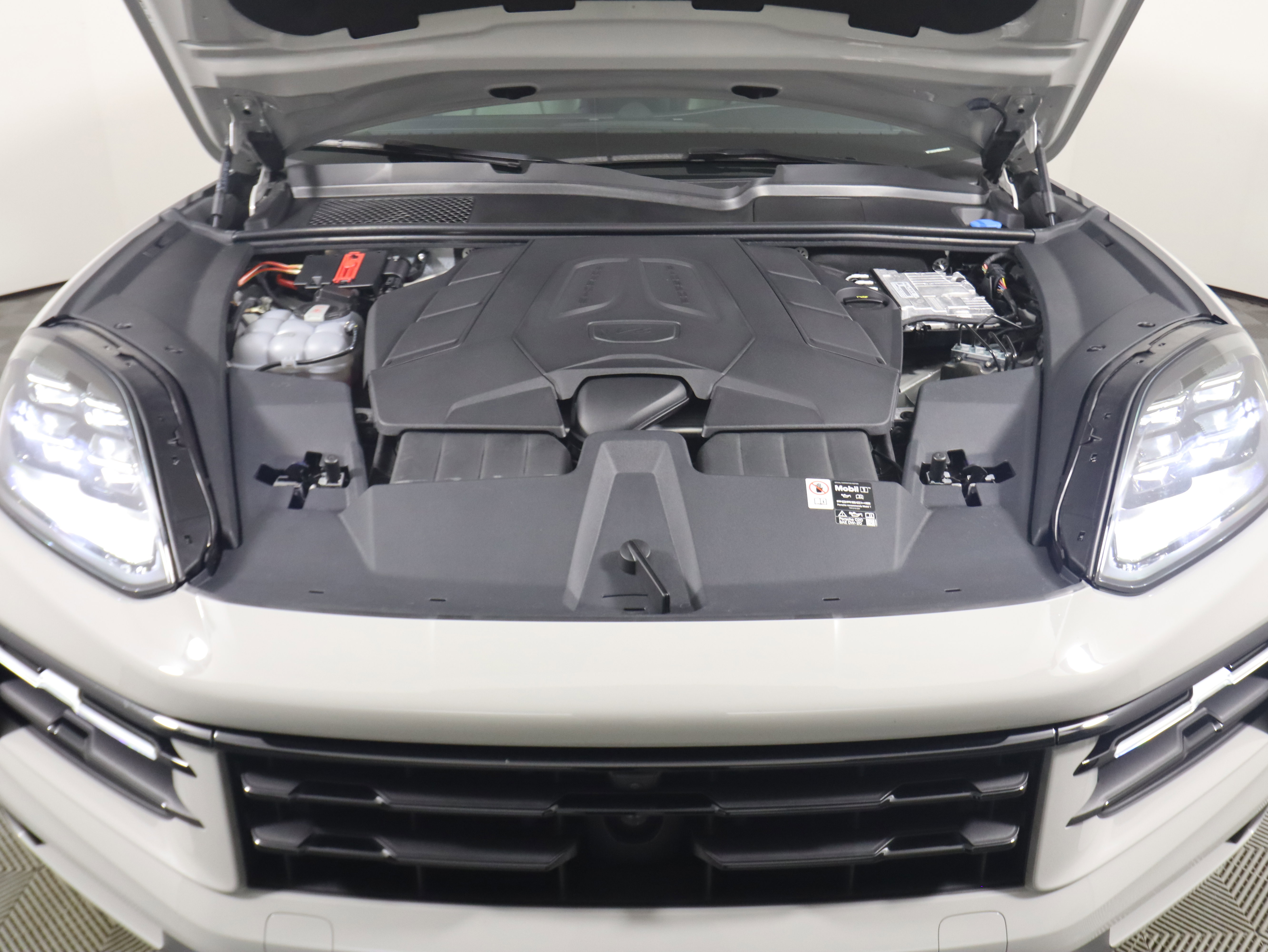 Used 2025 Porsche Cayenne Coupe image 22