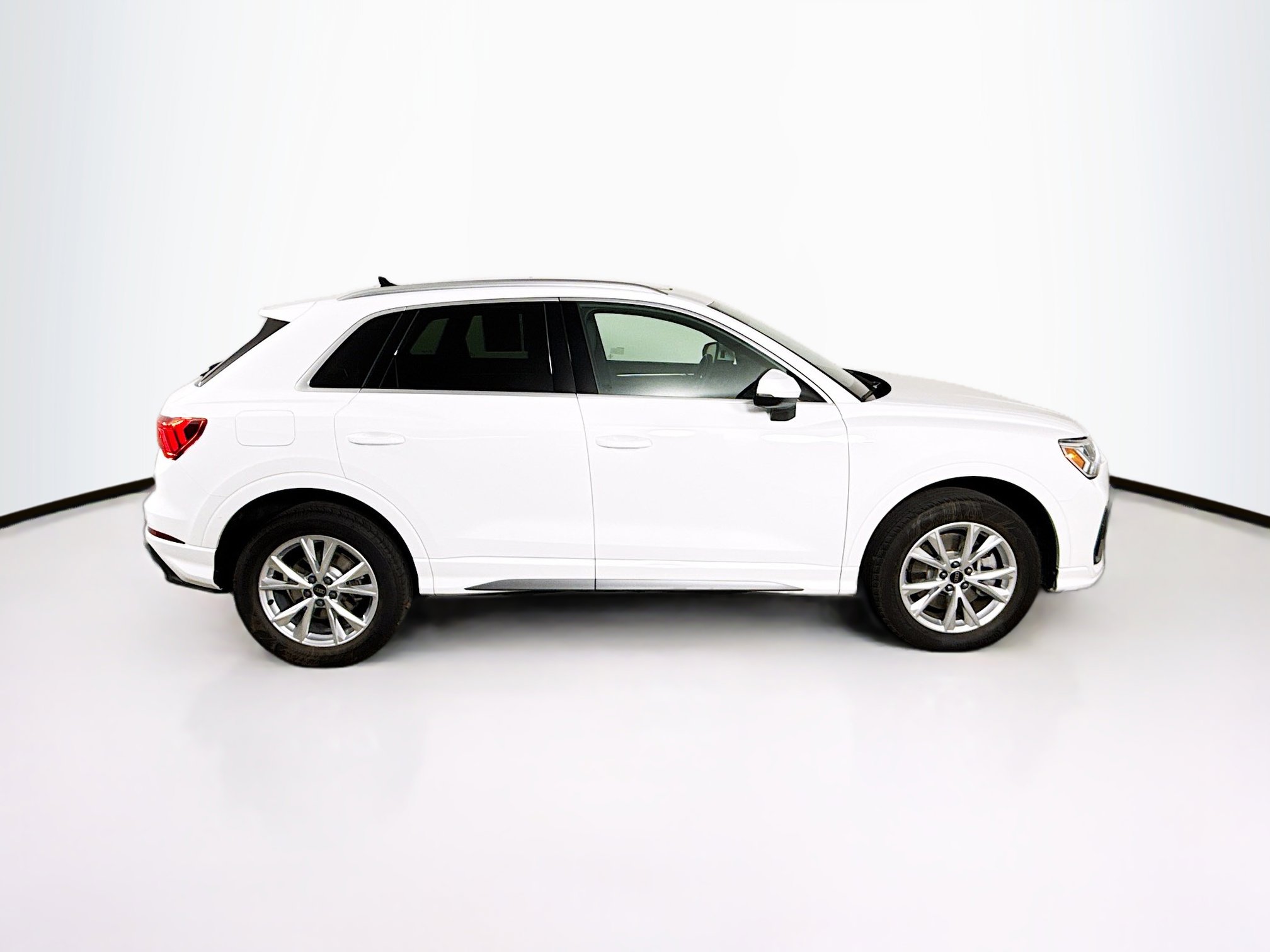 Used 2025 Audi Q3 2.0T Premium image 2