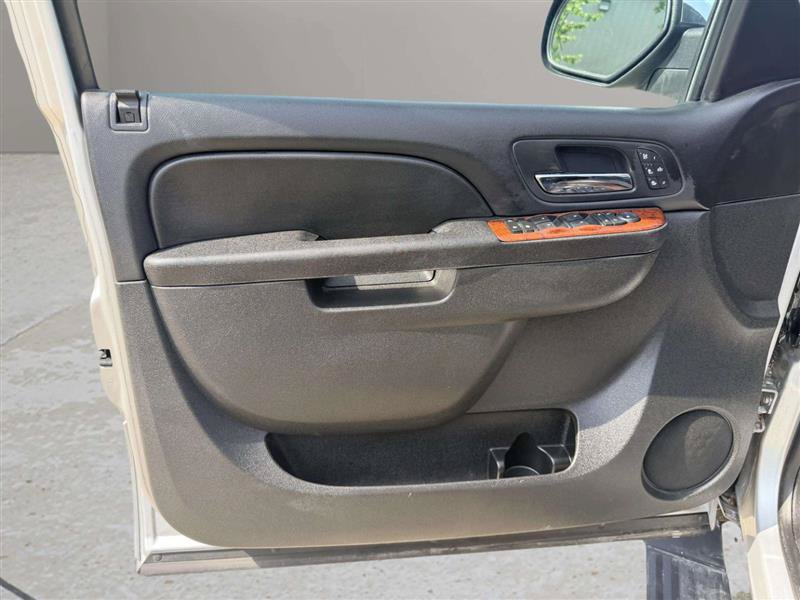 Used 2014 Chevrolet Suburban LTZ RWD image 19