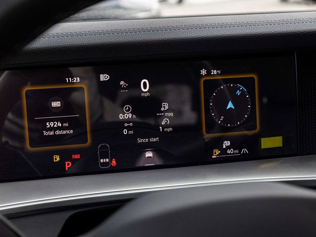 Used 2025 Volkswagen Tiguan SE image 18