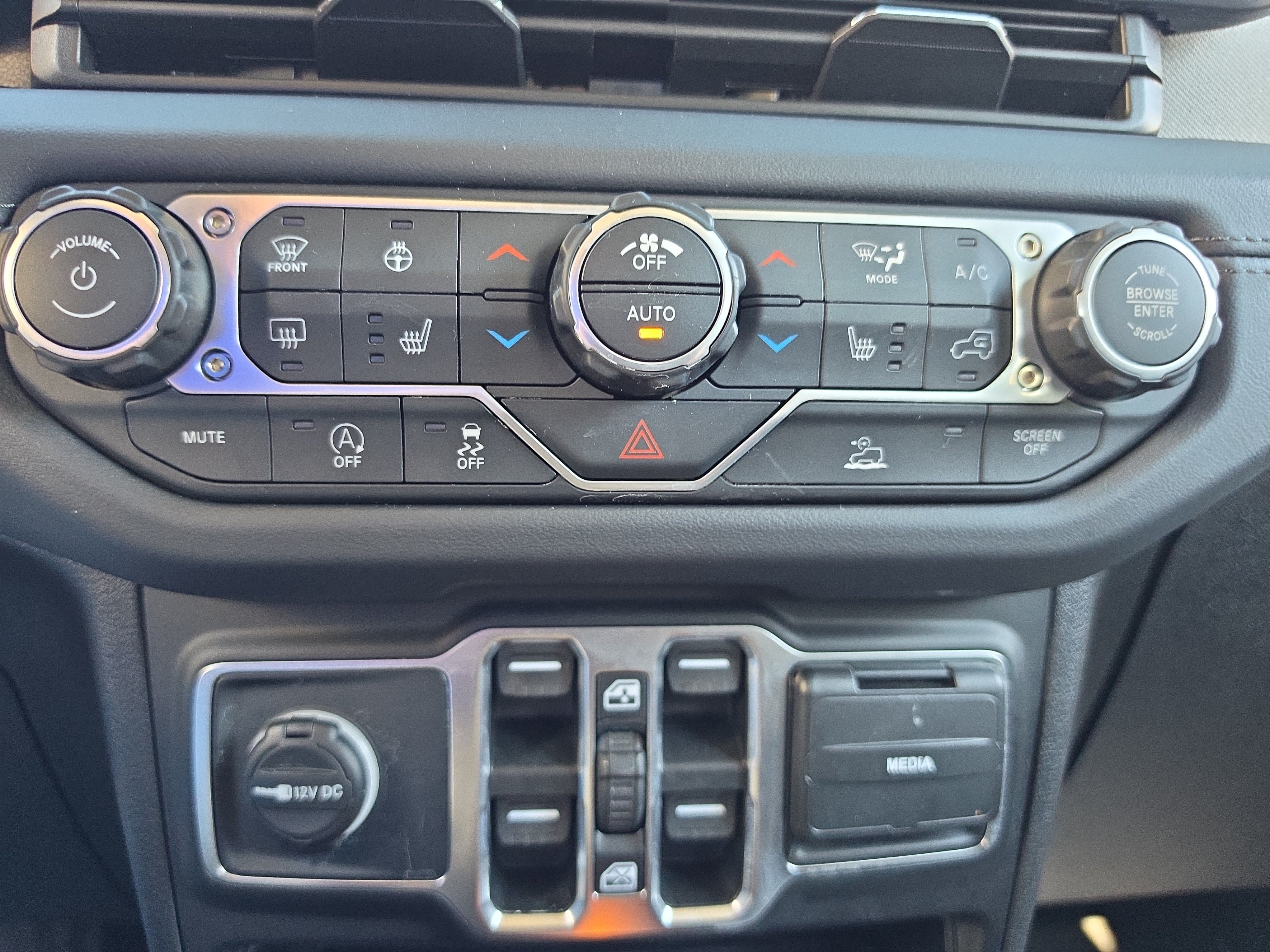 Used 2026 Jeep Wrangler Unlimited Sahara AWD/4WD image 30