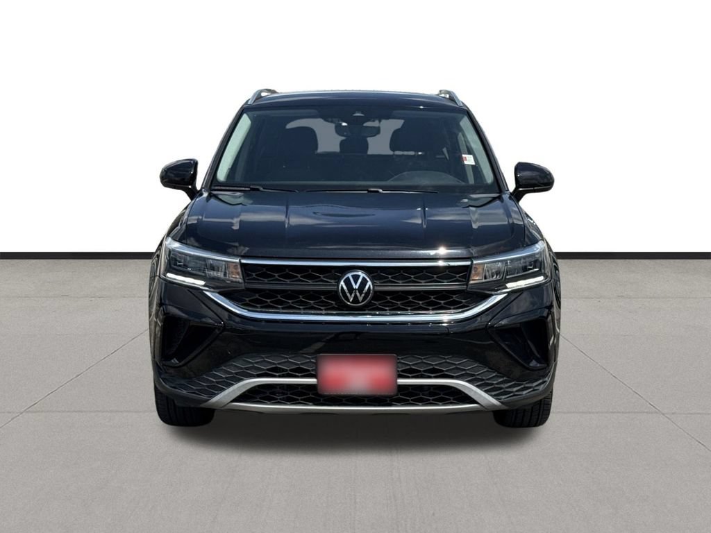 Used 2023 Volkswagen Taos SE FWD image 2