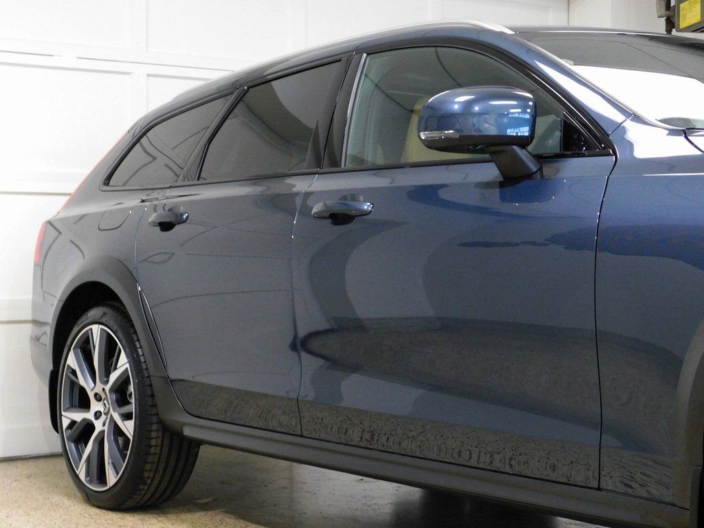 Used 2026 Volvo V90 B6 Cross Country Ultra image 10