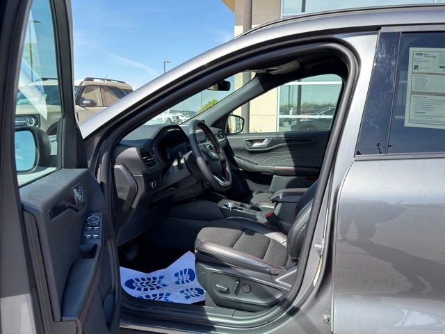 Certified 2025 Ford Escape ST-Line w/ Cold Weather Package AWD/4WD image 9