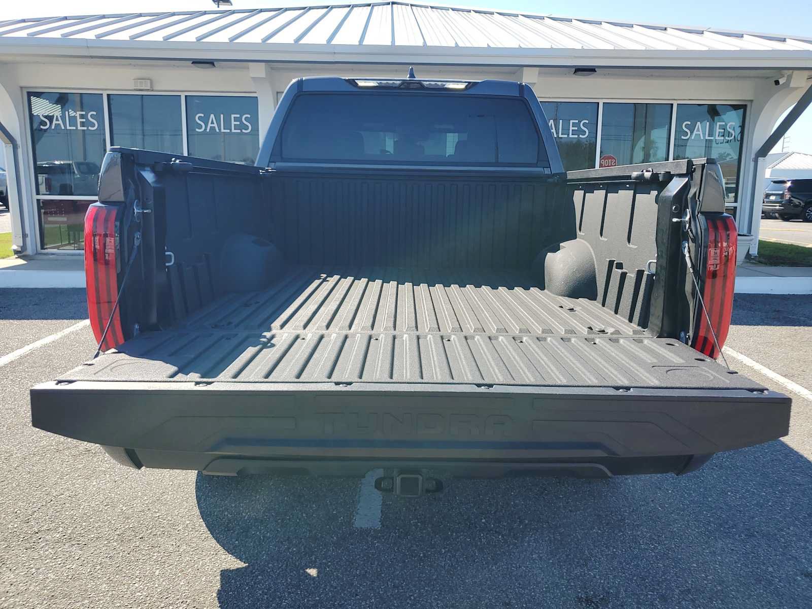 Used 2025 Toyota Tundra SR5 w/ SR5 Convenience Package AWD/4WD image 6