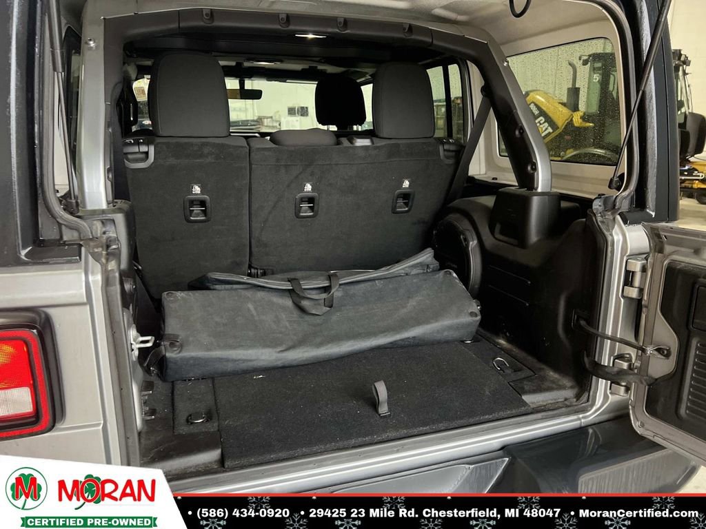 Used 2018 Jeep Wrangler Unlimited Sahara image 12