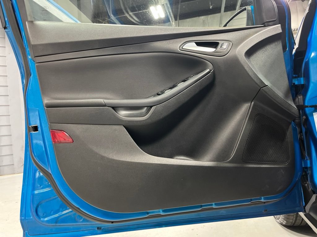 Used 2015 Ford Focus SE w/ SE Cold Weather Package FWD image 10