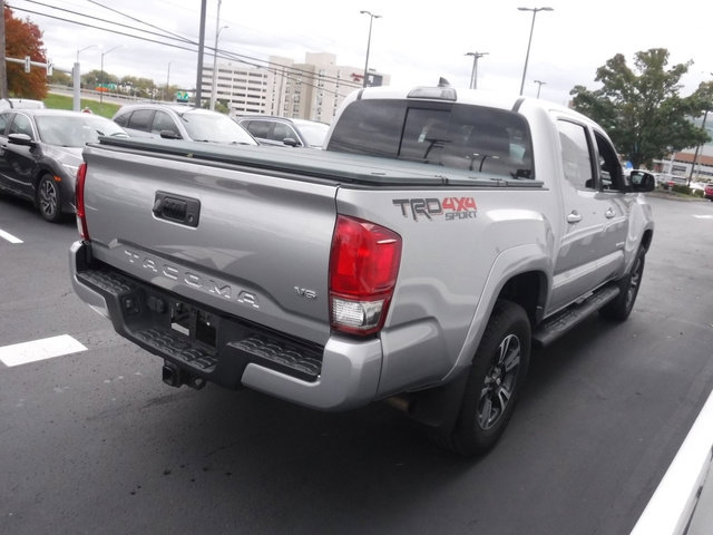 Used 2017 Toyota Tacoma TRD Sport image 8