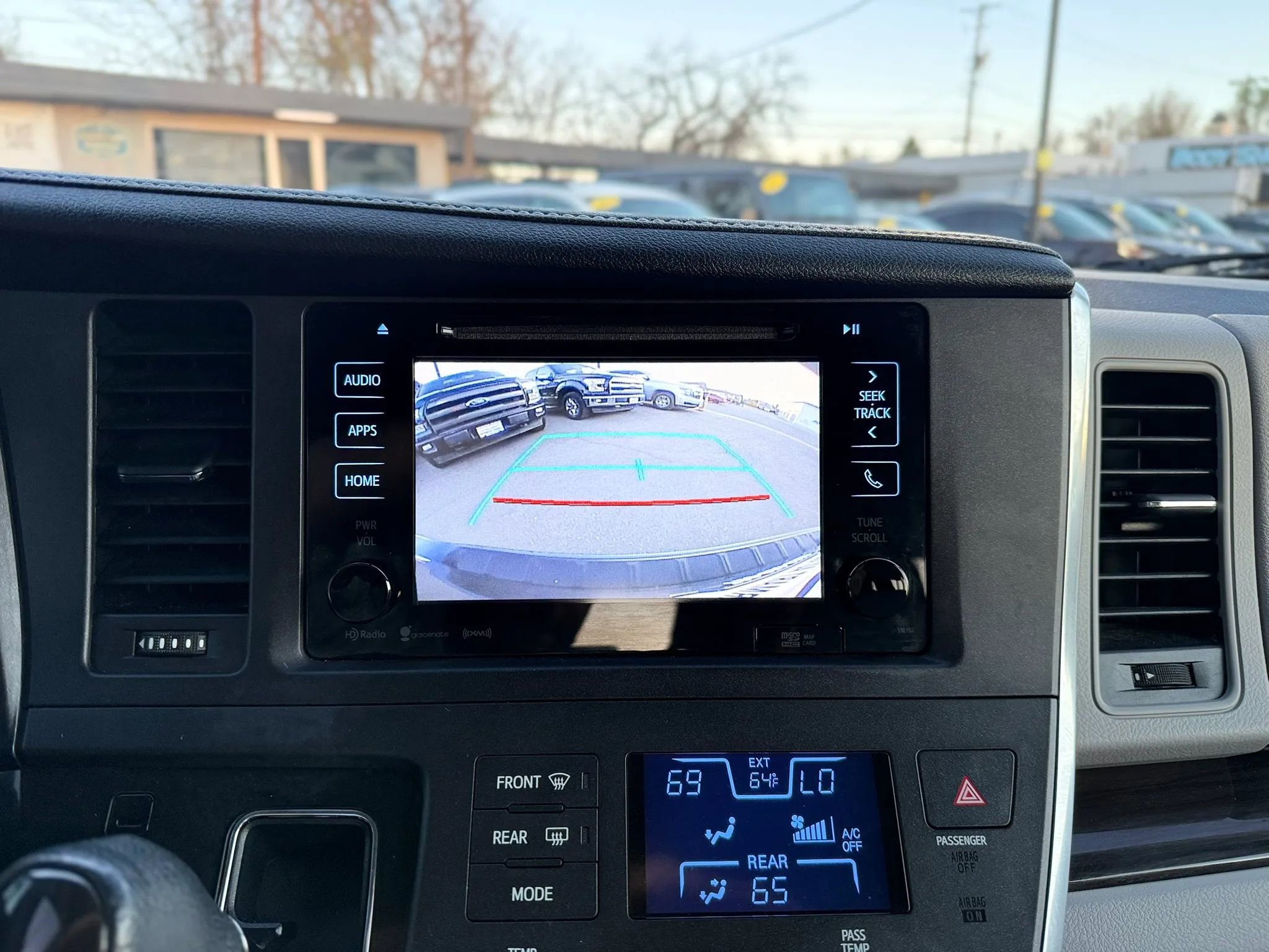 Used 2017 Toyota Sienna XLE w/ XLE Navigation Package FWD image 35