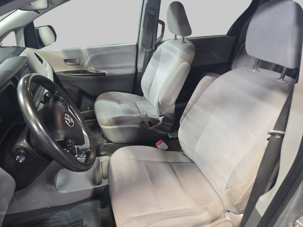 Used 2020 Toyota Sienna L FWD image 19