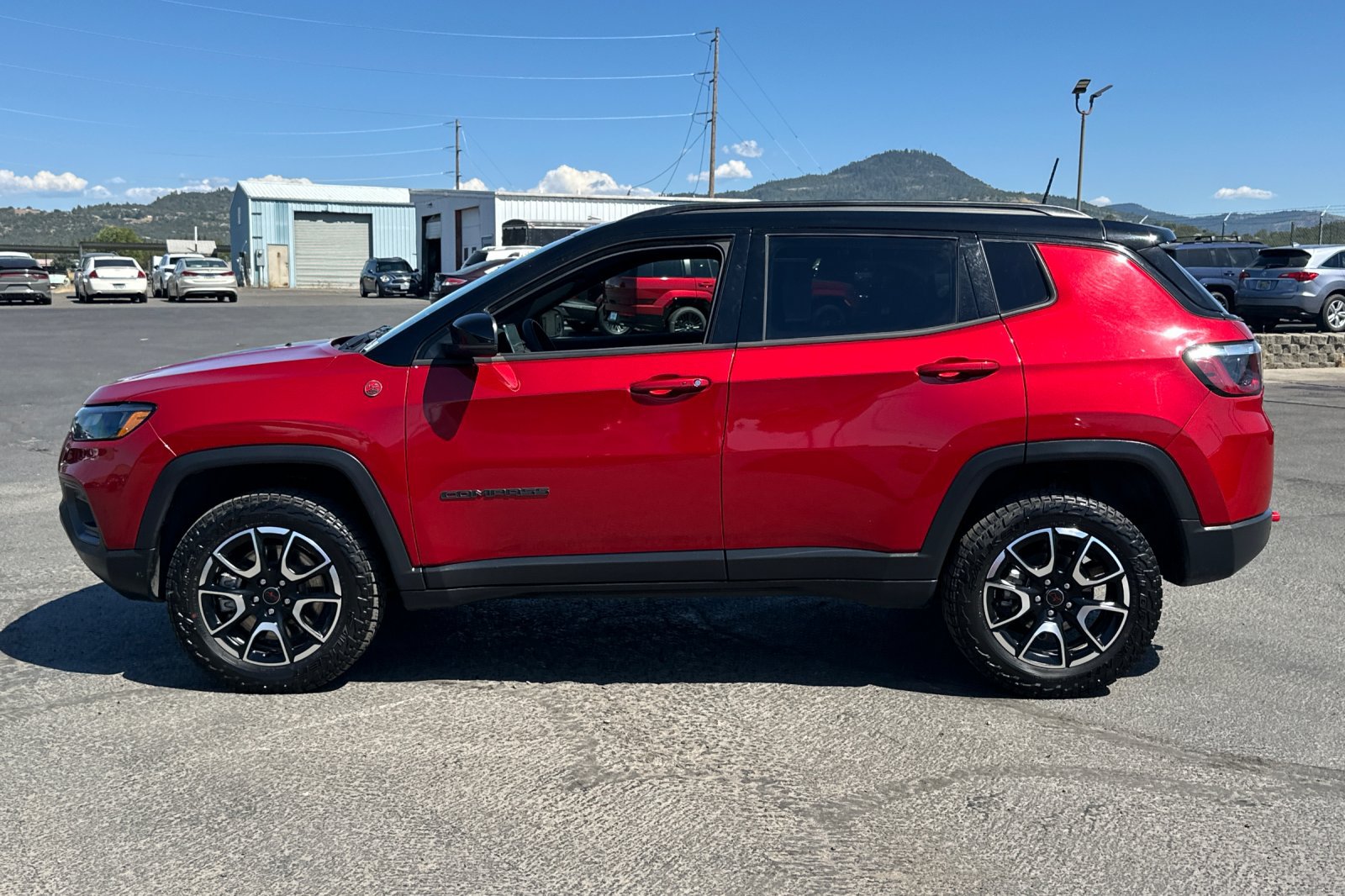 Used 2025 Jeep Compass Trailhawk AWD/4WD image 7