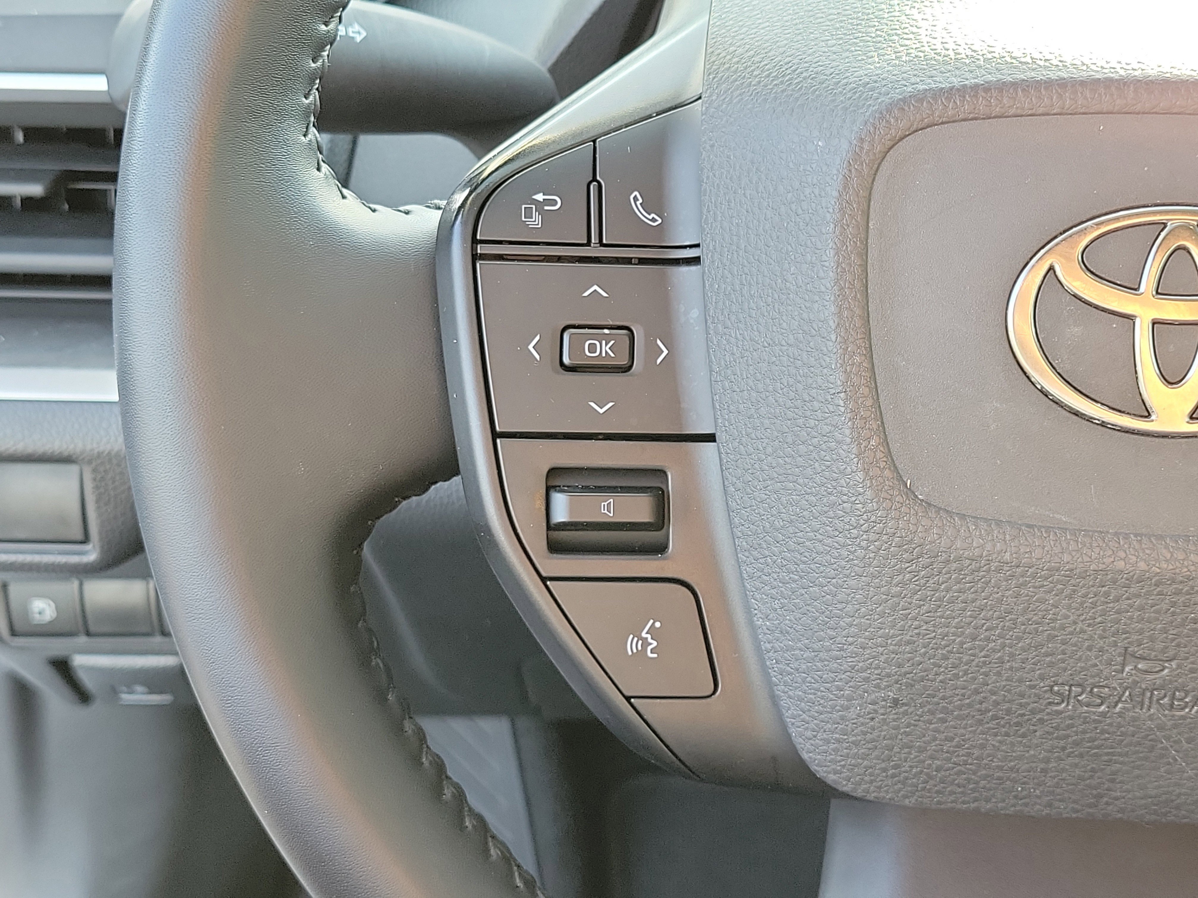 Used 2023 Toyota Prius LE FWD image 24