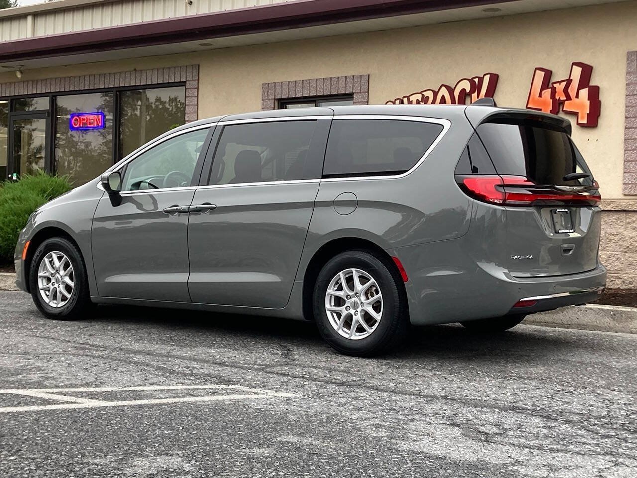 Used 2023 Chrysler Pacifica Touring-L FWD image 4