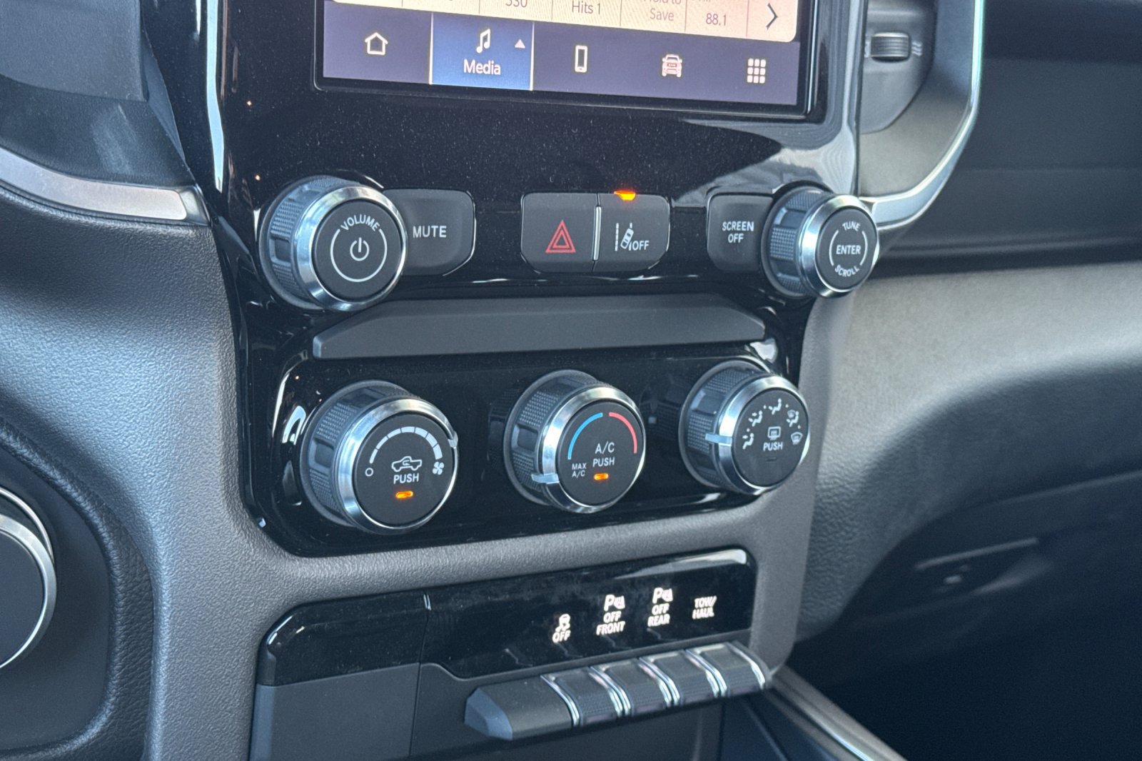 New 2026 RAM 1500 Express AWD/4WD image 18