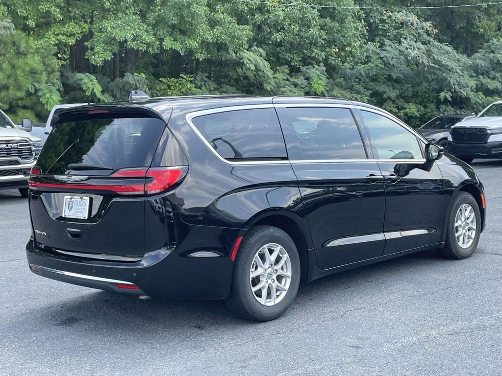 Certified 2024 Chrysler Pacifica Touring-L FWD image 8
