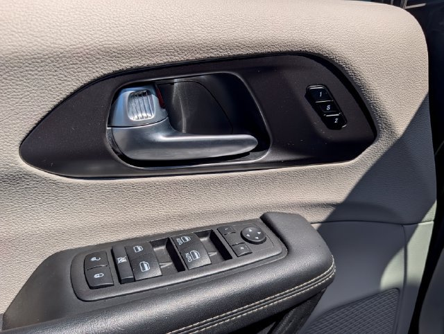 Used 2024 Chrysler Pacifica Limited FWD image 14