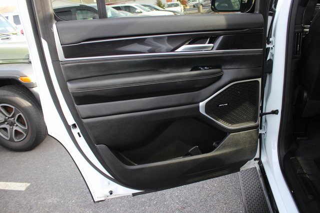 Used 2024 Jeep Wagoneer 4WD w/ Premium Group I image 25