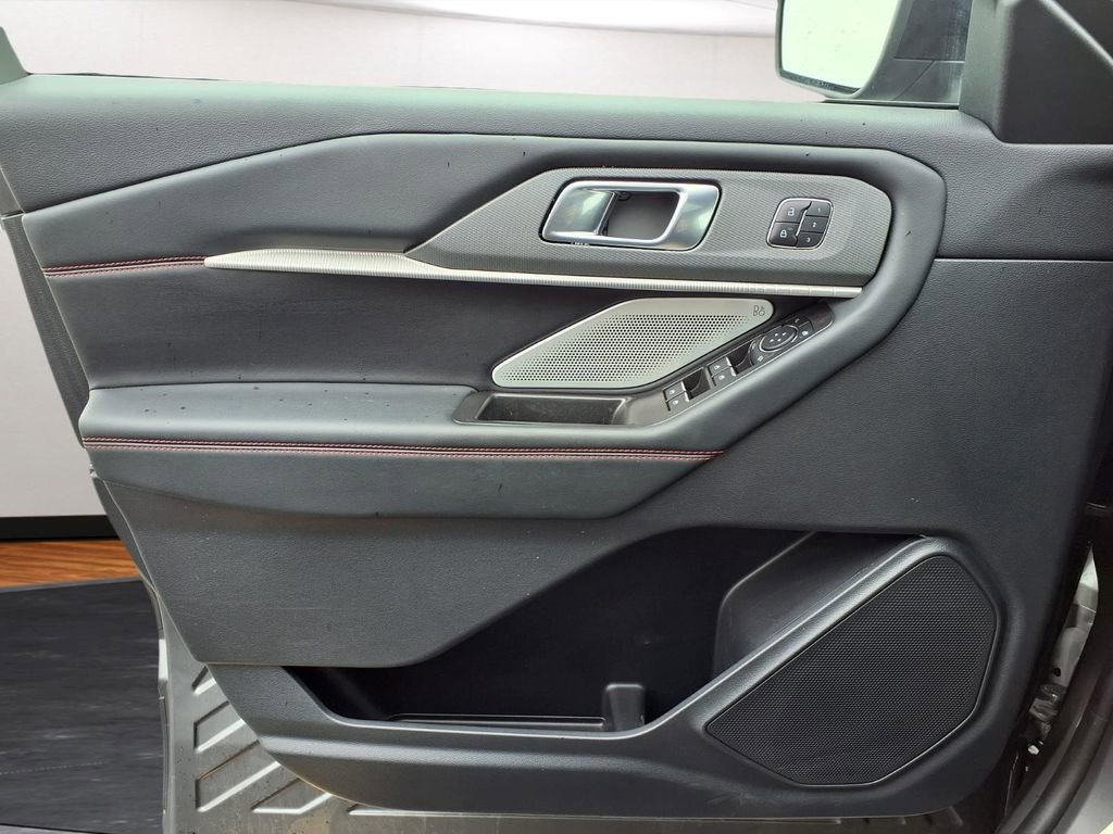 Used 2025 Ford Explorer ST image 16
