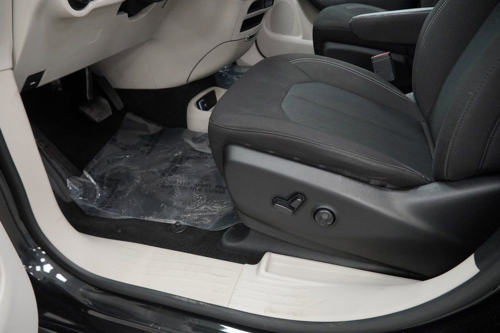 Used 2023 Chrysler Voyager LX image 38