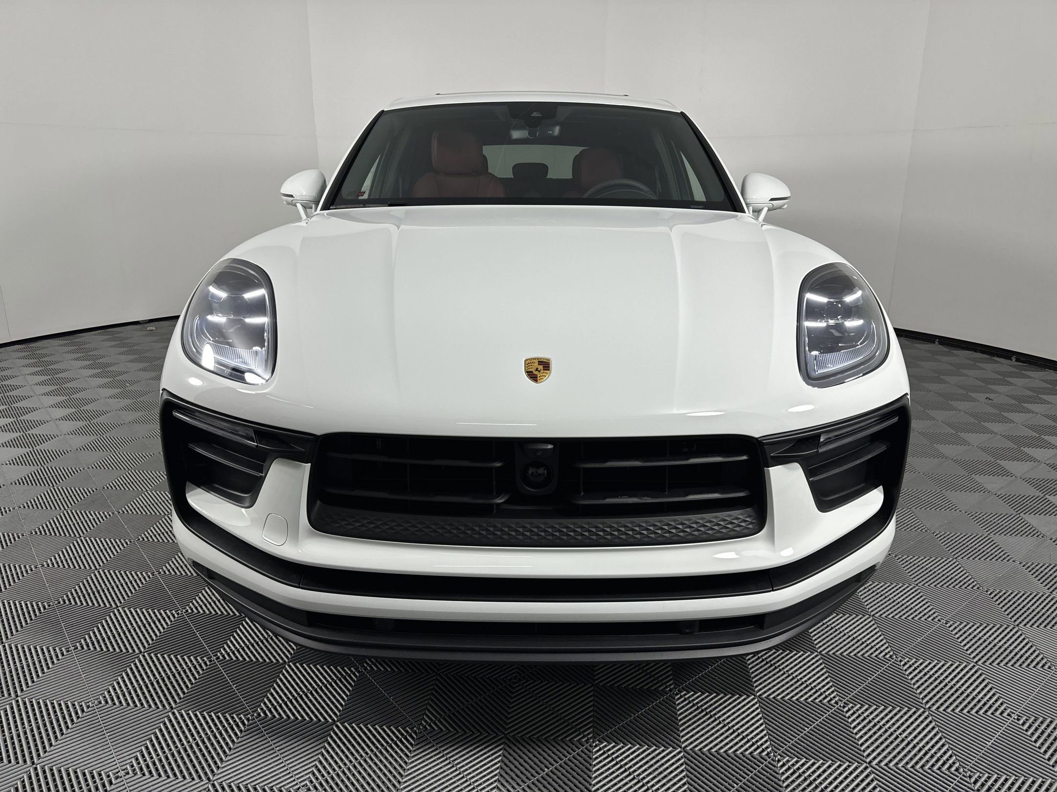 Certified 2025 Porsche Macan image 10