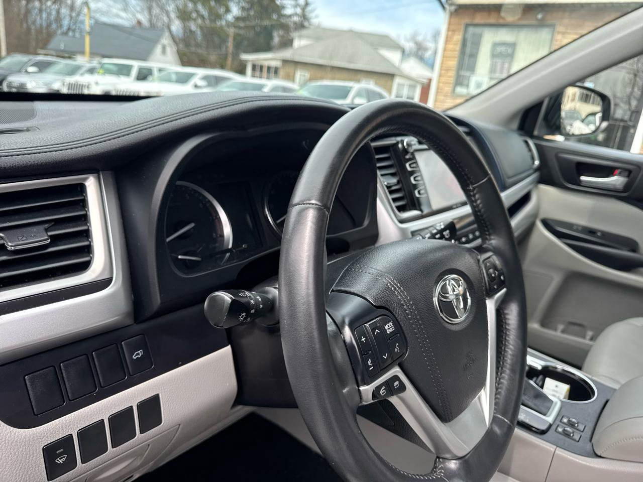 Used 2015 Toyota Highlander XLE image 30